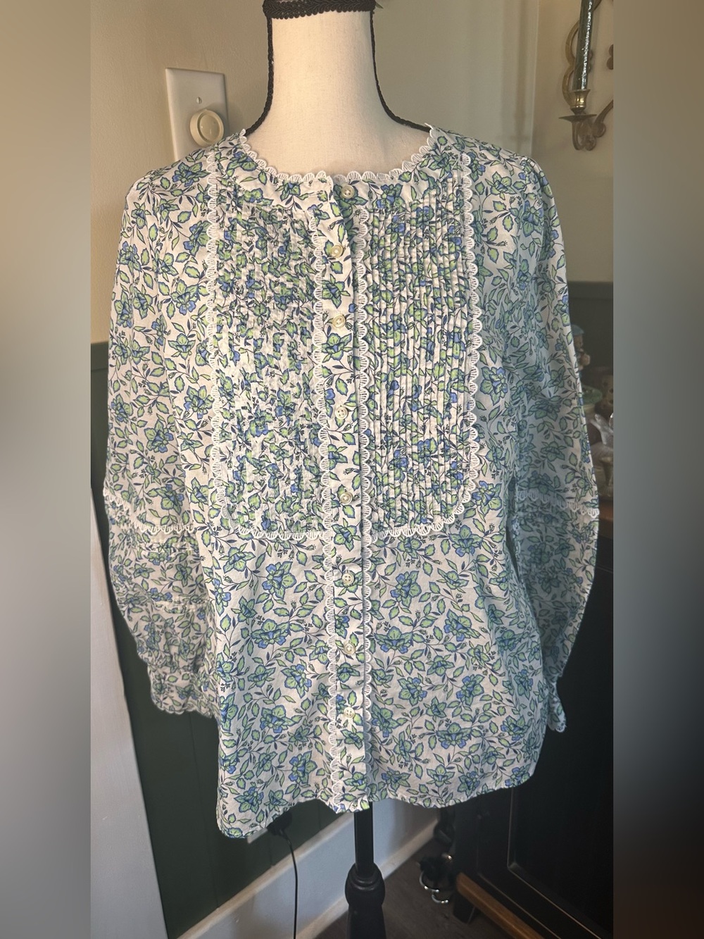 Talbots Scallop Lace Trim Top in Blooming "Daffodils" Floral Size Medium